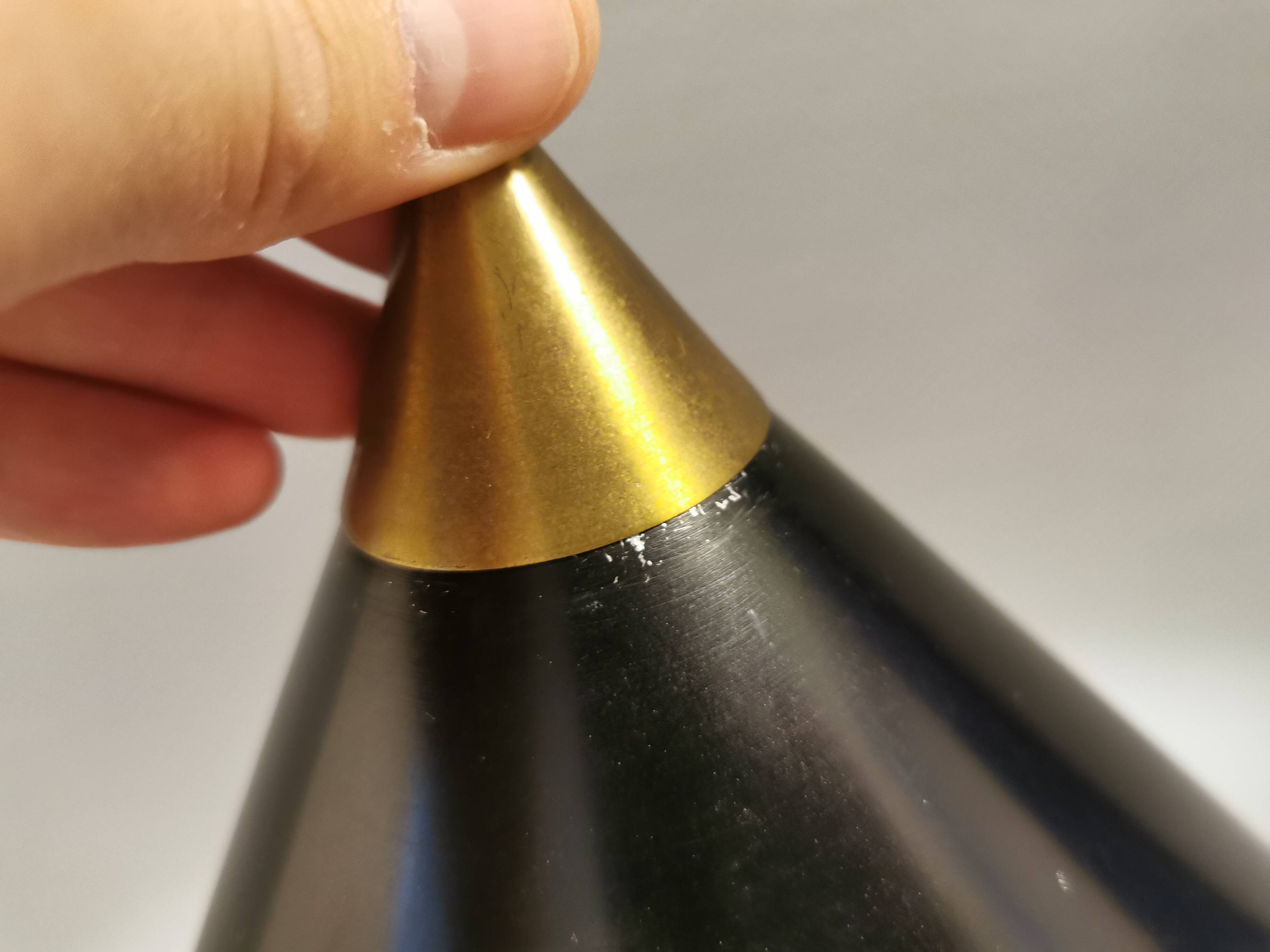 Suspension cône produite par le danois Lyfa en belle laque noire avec abat-jour perforé et dessus en laiton.