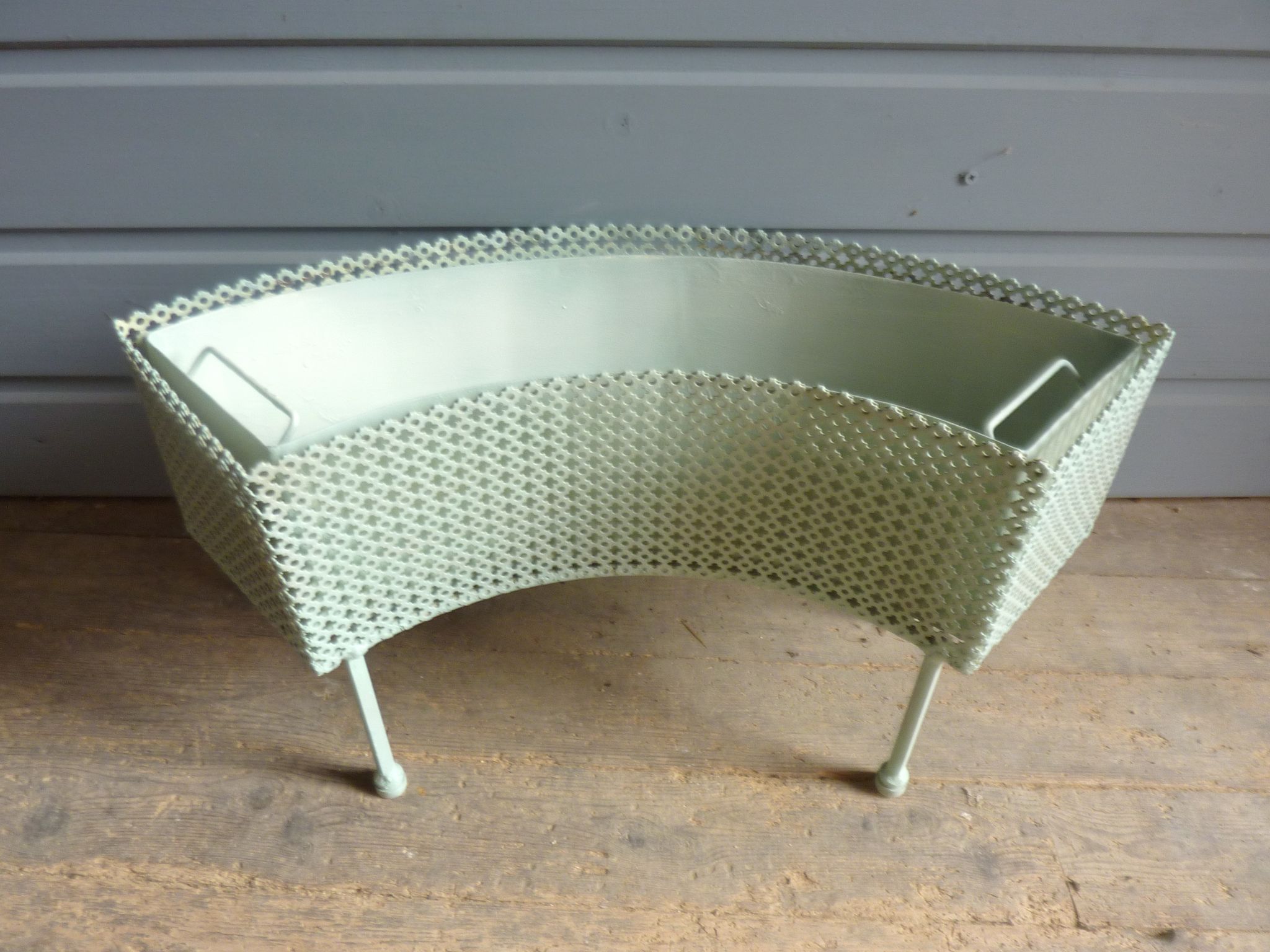 Jardinière en métal perforé années 50