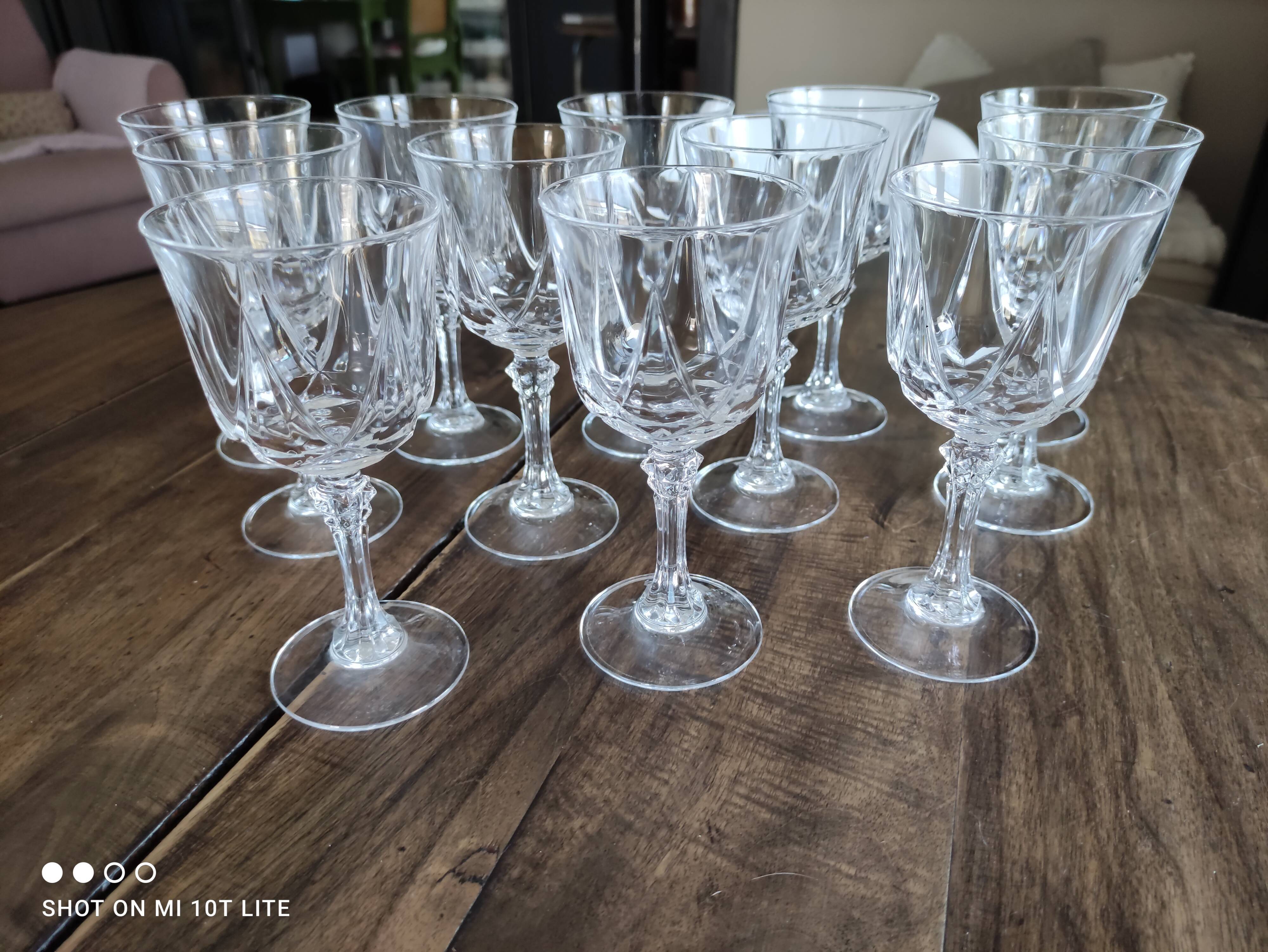Lot de 12 verres à vin blanc en cristal ciselé