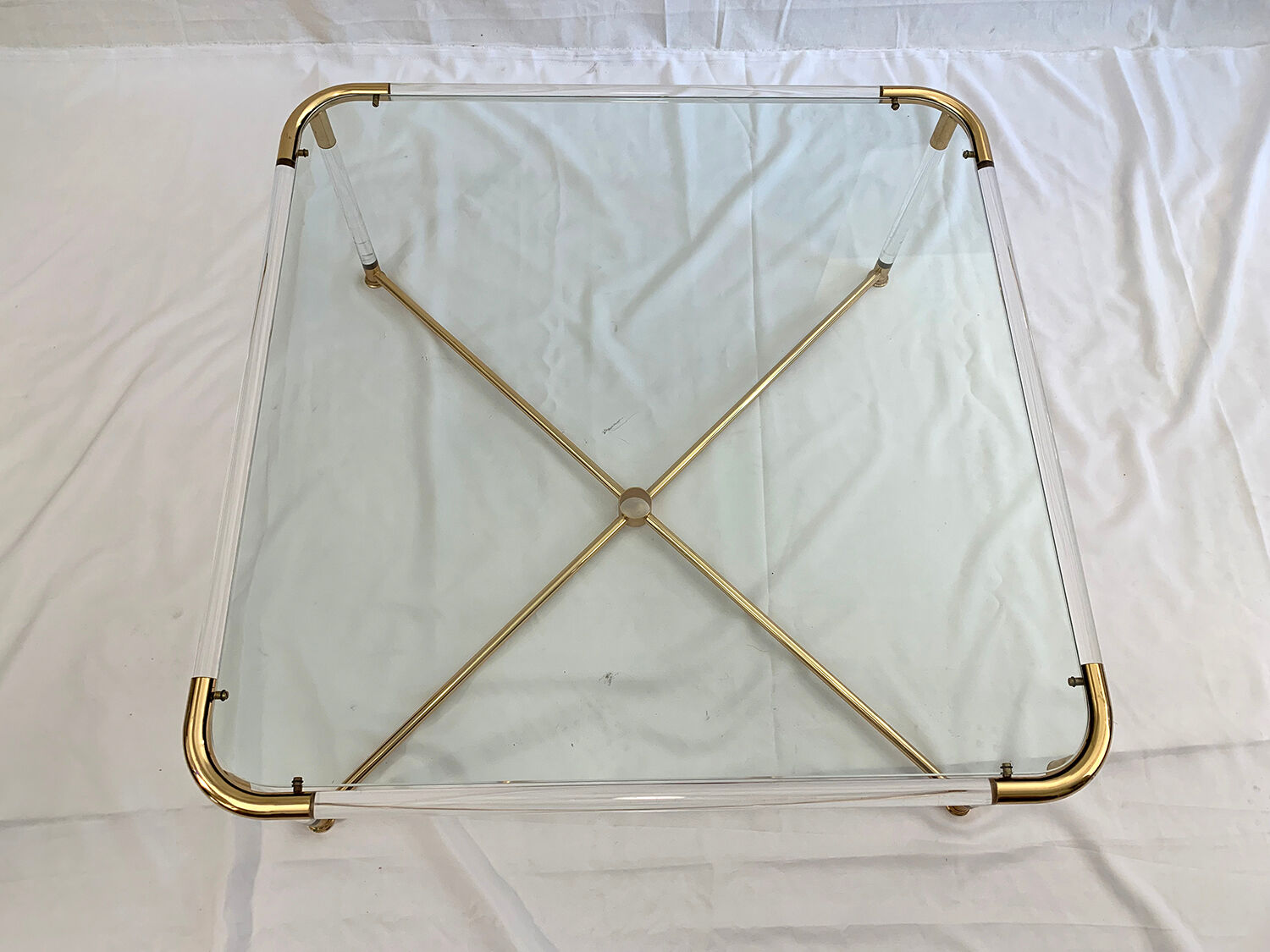 Coffee table and its 4 associated nesting tables in plexiglass and gold metal