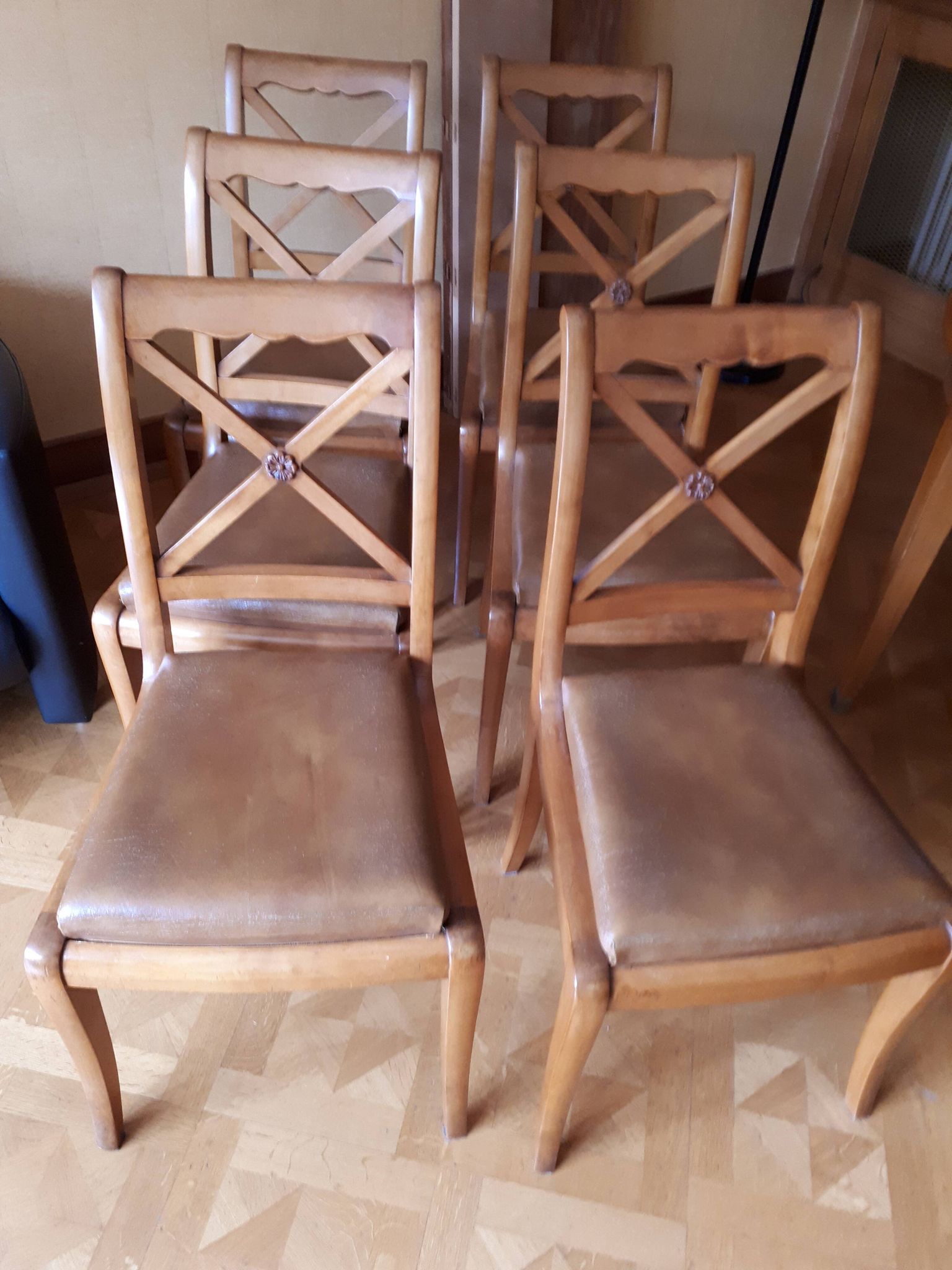 Chaise en bois assise en cuir