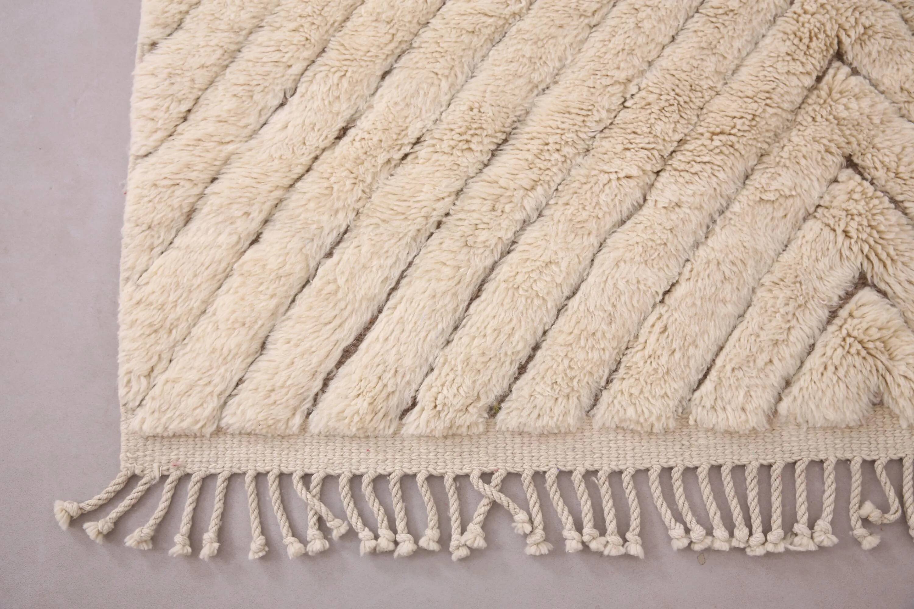 Moroccan handwoven wool rug, 250x150 cm, traditional style.