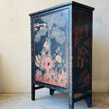 Antique Chinese cabinet in black and red lacquered wood – painted decoration on