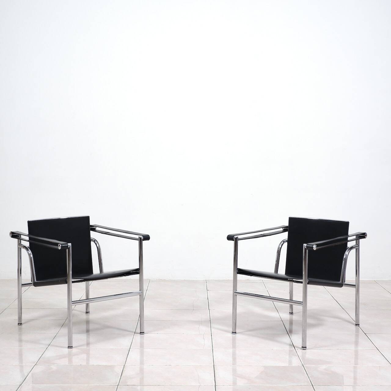 Fauteuil « lc1 » de charlotte perriand pour le corbusier, édités par cassina