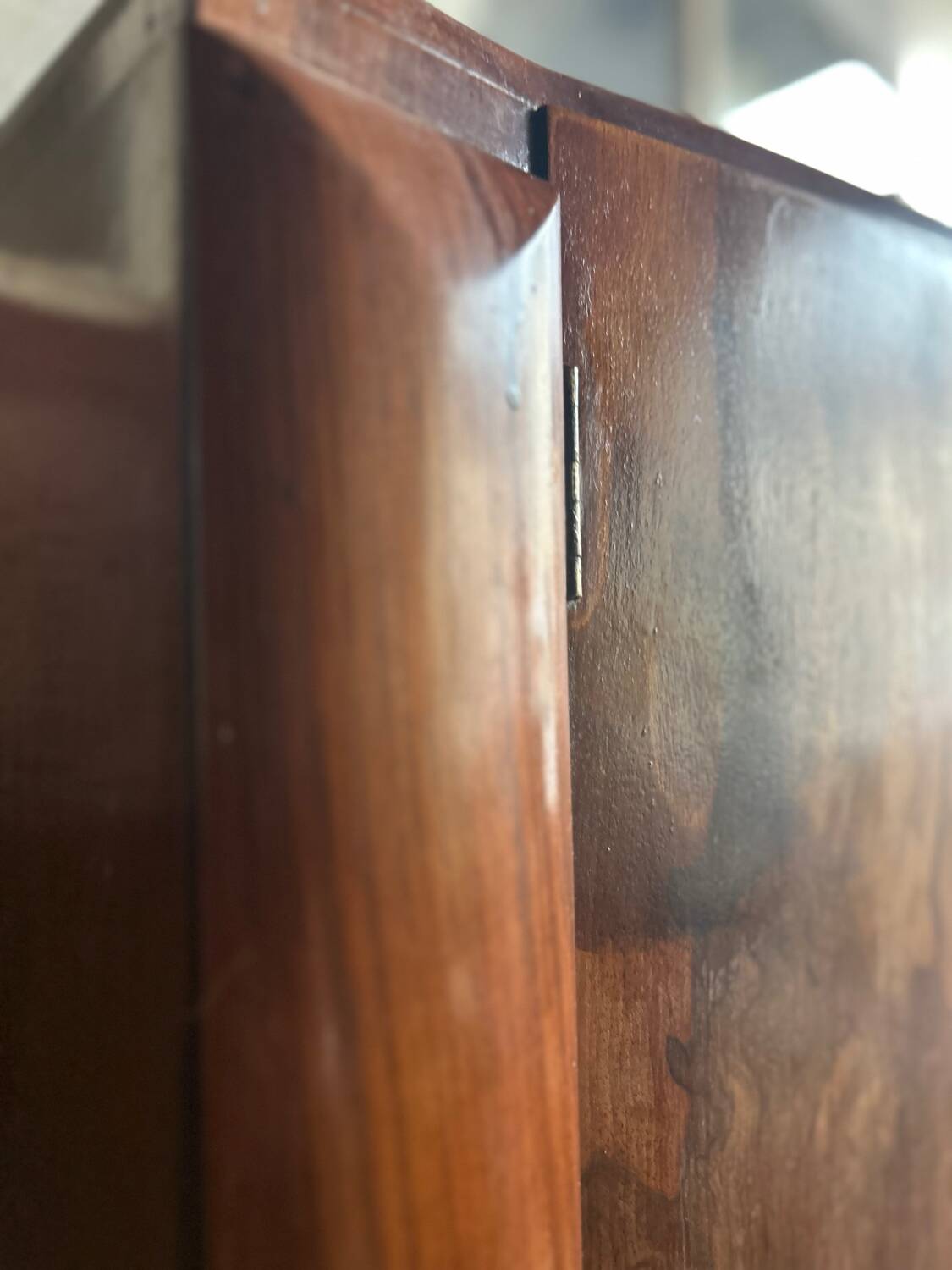 Small English wardrobe from the Art Deco period in walnut veneer - The elegance of rarity