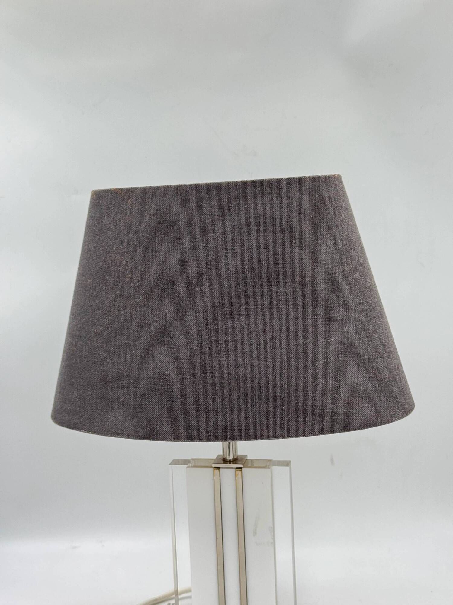 Vintage table lamp in lucite and brass, cream lacquered column.
