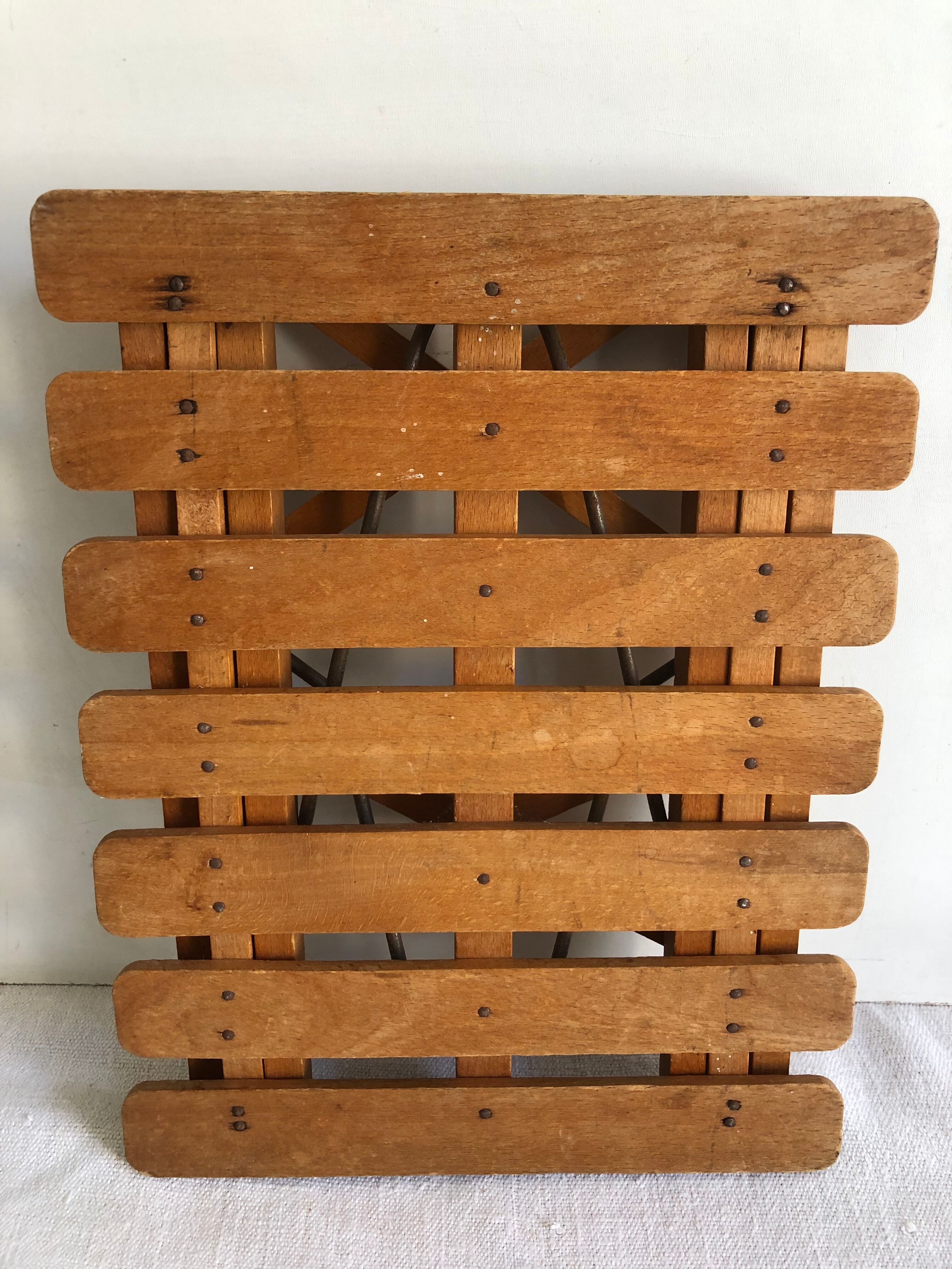 Folding stool with slats