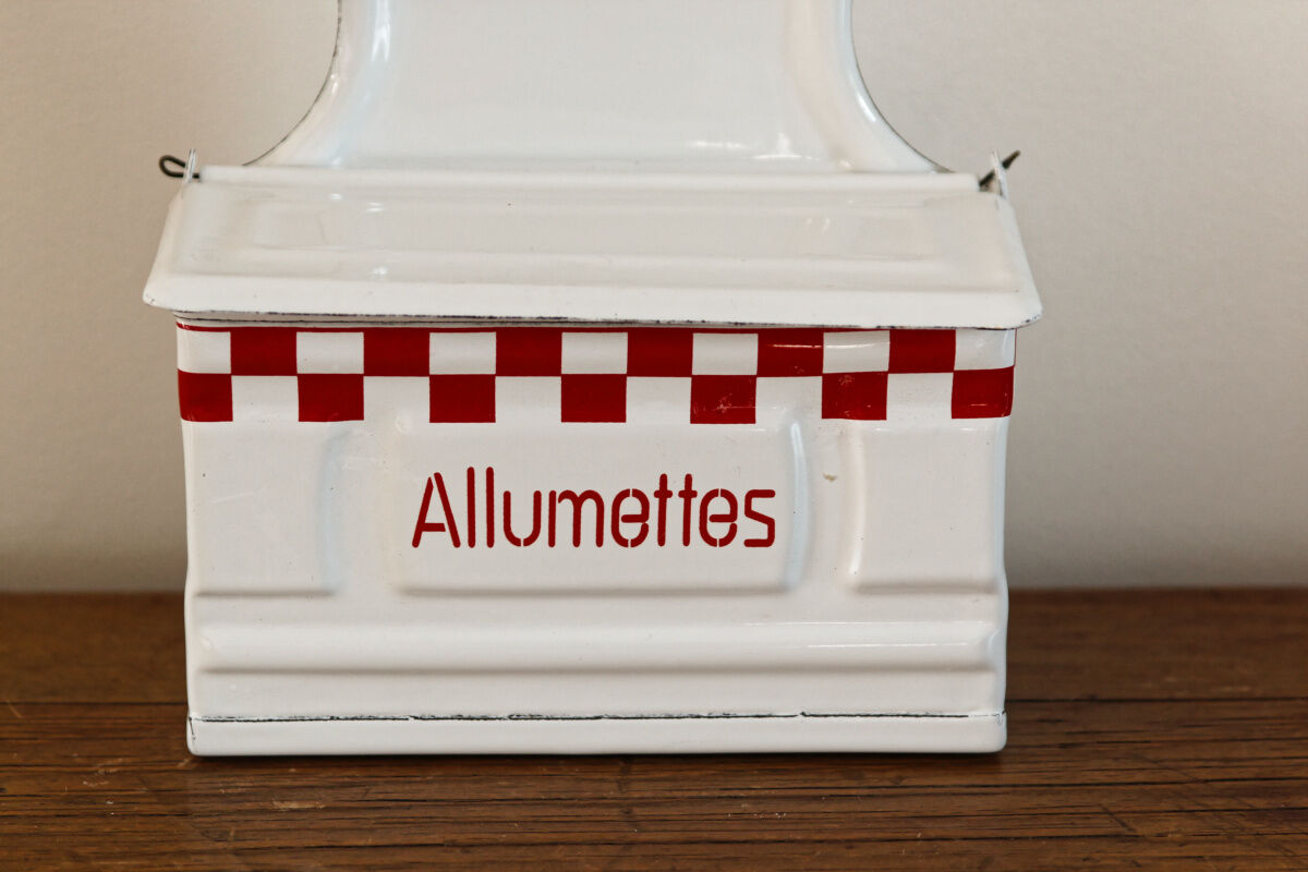 Enamelled sheet metal matchbox