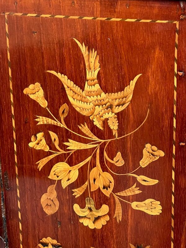 Vitrine Renaissance en marqueterie hollandaise à motifs floraux