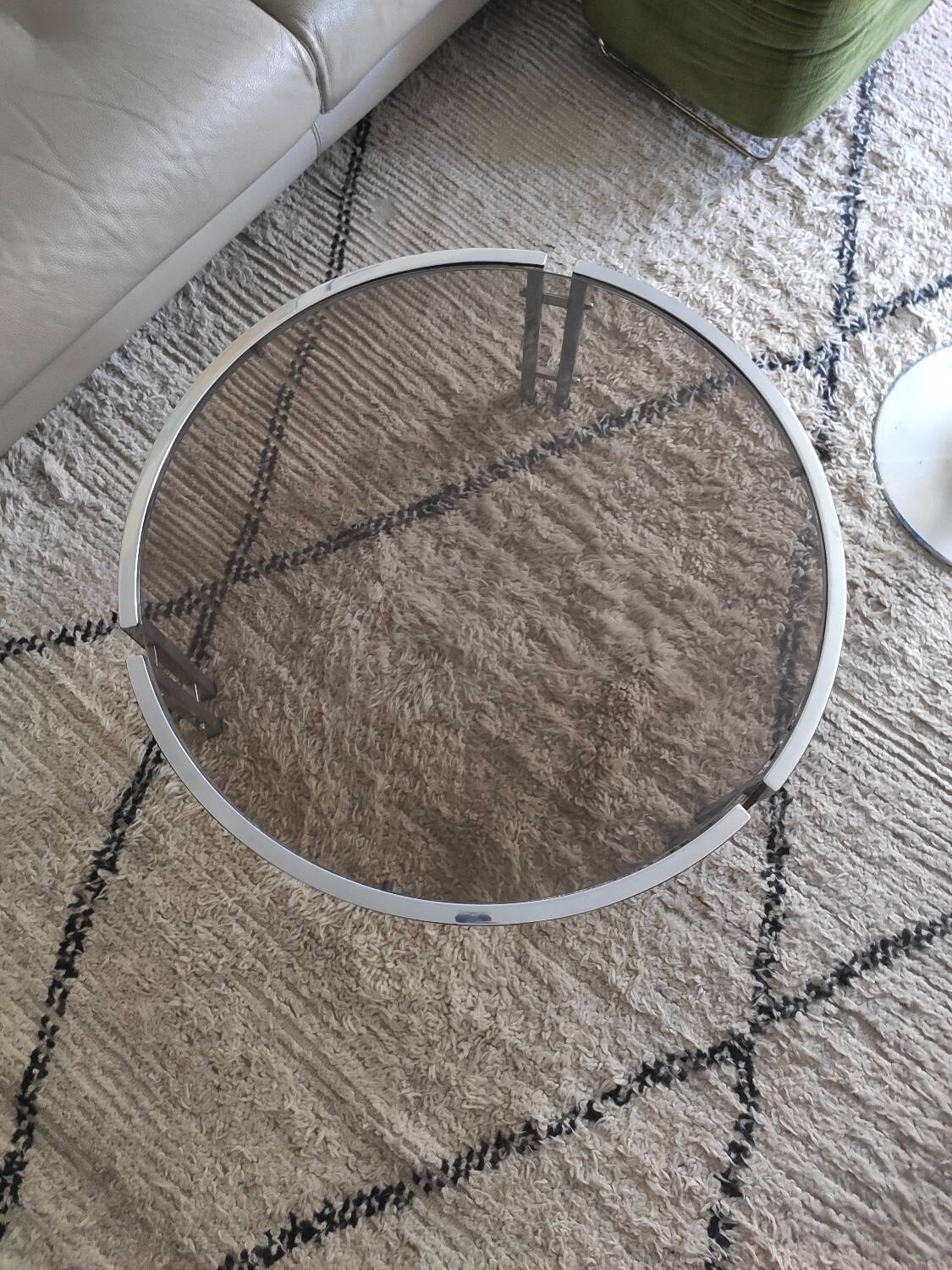 Round coffee table in smoked glass with chrome legs