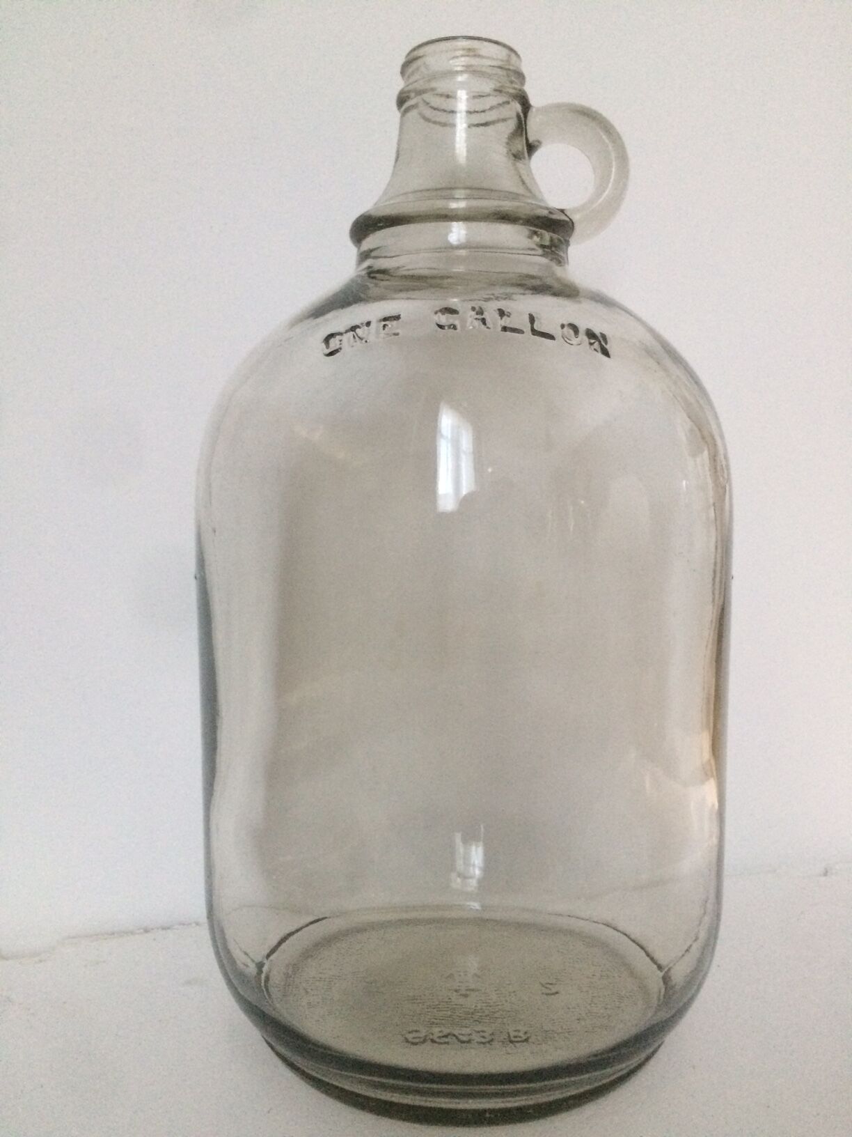 Cylinder transparent cylindrical demijohn of "one gallon"