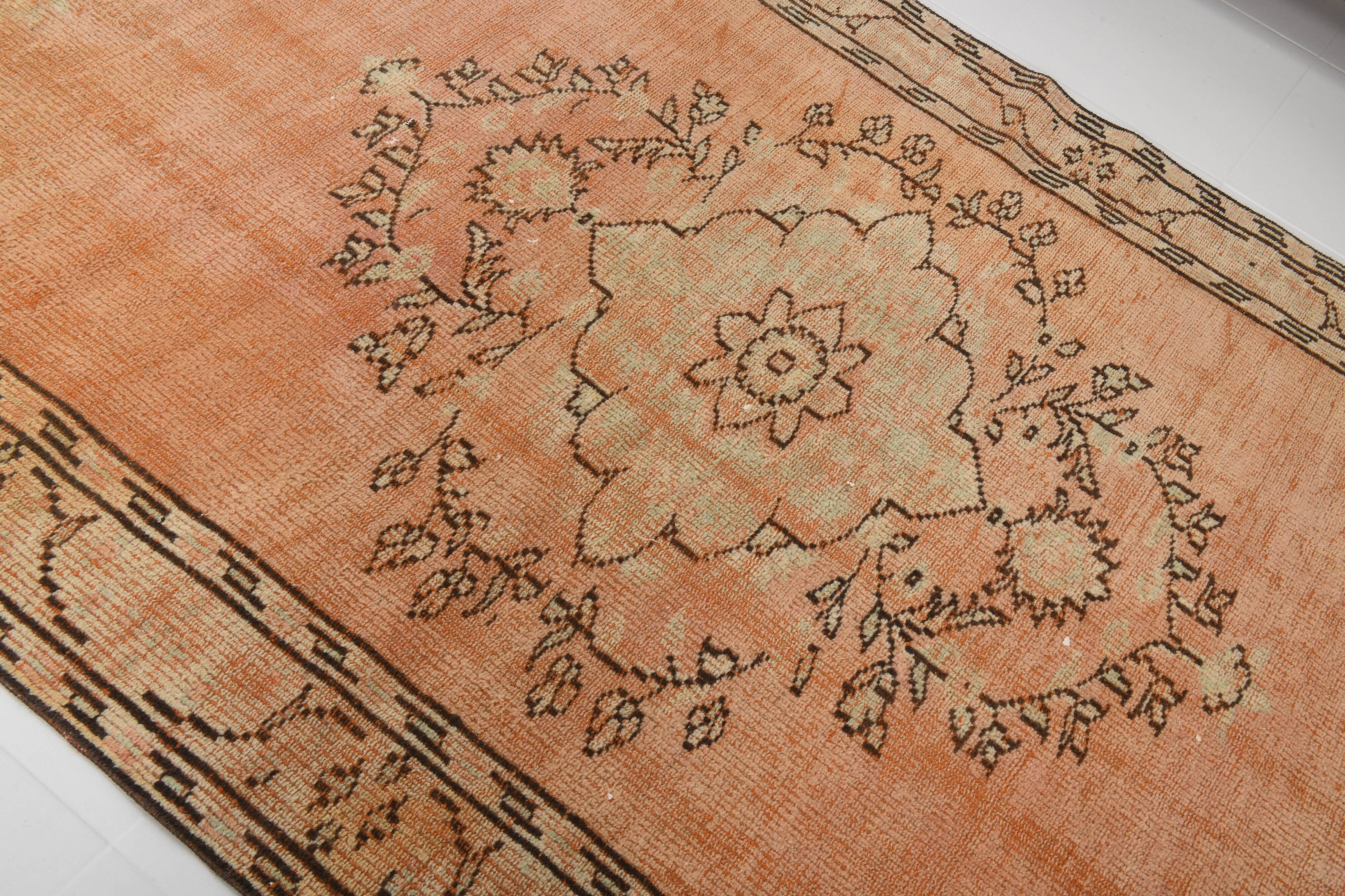 Tapis vintage rose poudré fait main en laine, style oriental doux