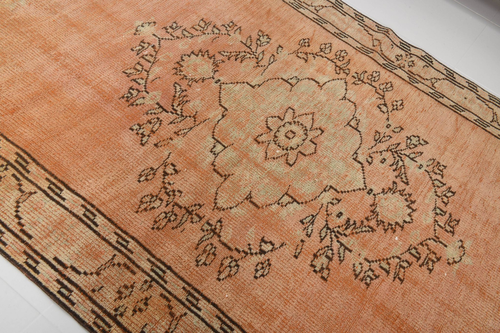 Tapis vintage rose poudré fait main en laine, style oriental doux