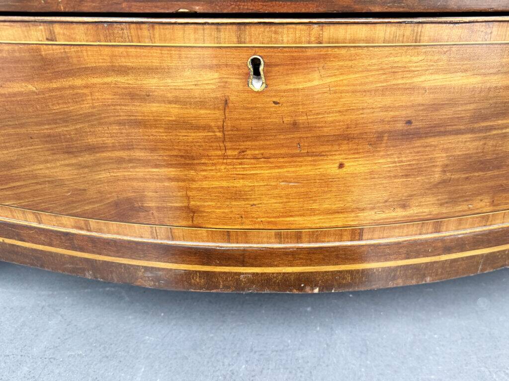 Antique Georg III mahogany serpentine chest of drawers, England, 1780s