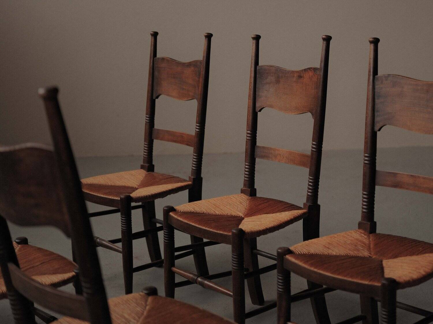 Set of 6 Arts & Crafts chairs, solid wood and straw, circa 1900.