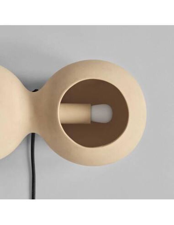 Lampe de table ou applique murale de couleur sable en céramique, œuvre contemporaine.