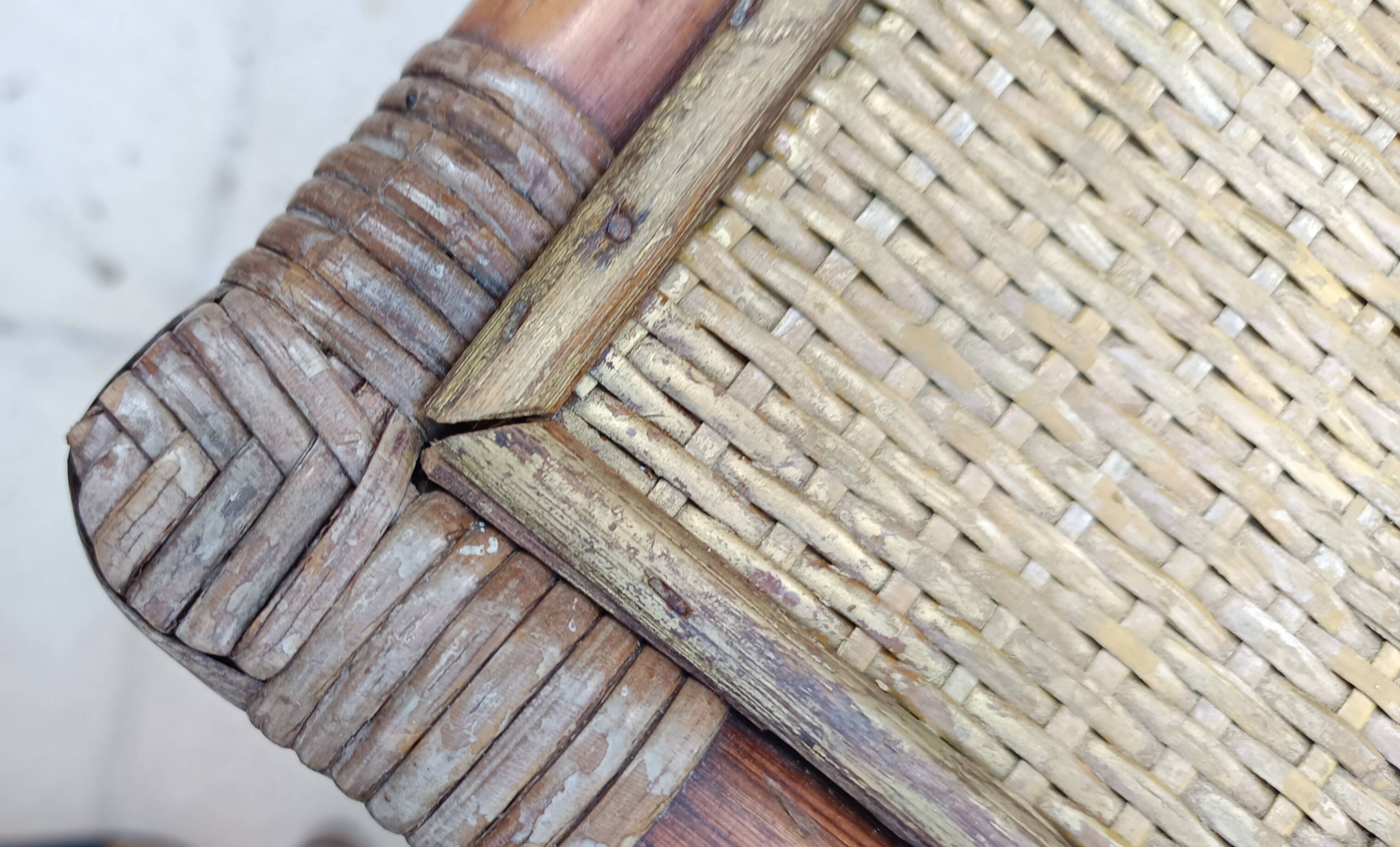 Nest of low tables in rattan, stackable.