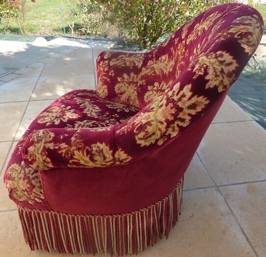 Velvet toad with backrest and firm seat in burgundy red color