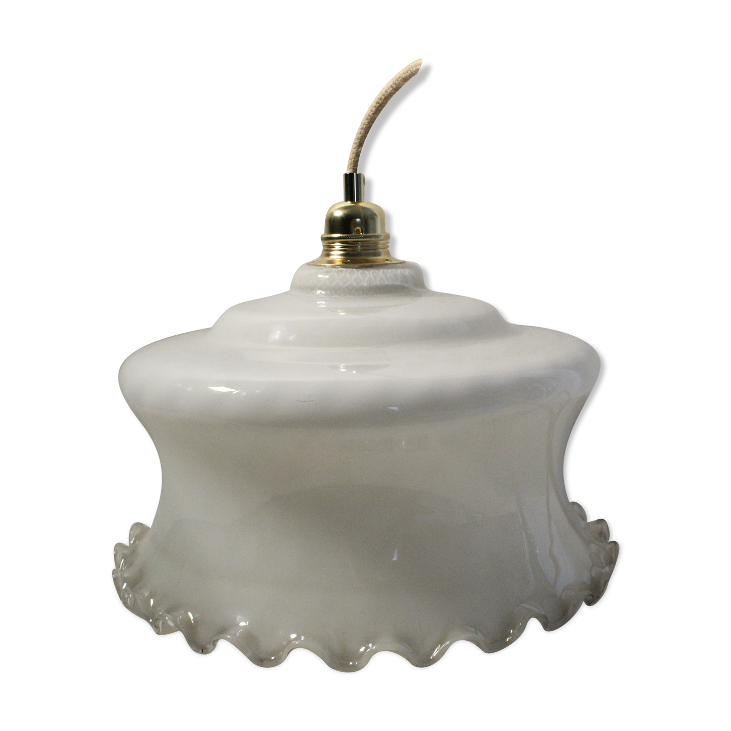 Round suspension in white opaline with serrated edges electrified