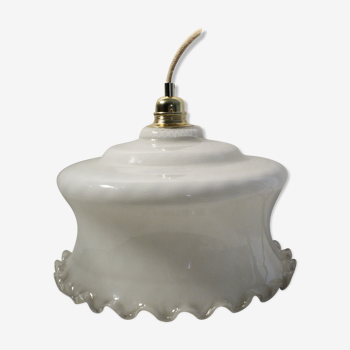 Suspension ronde en opaline blanche avec bords dentellés électrifiée à neuf