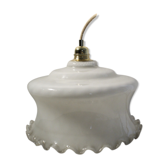 Round suspension in white opaline with serrated edges electrified