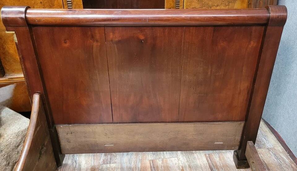 Rare Empire period mahogany bed with gilt bronze profiles circa 1800