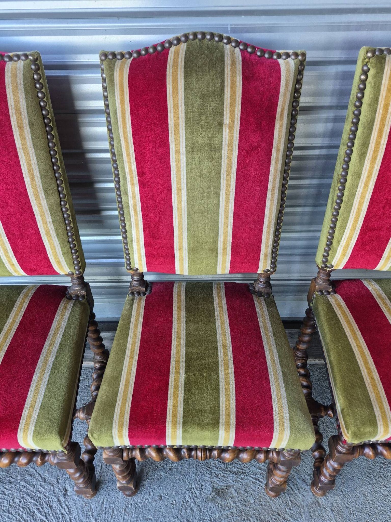 Set of 6 Louis XIII style chairs in turned wood and velvet.