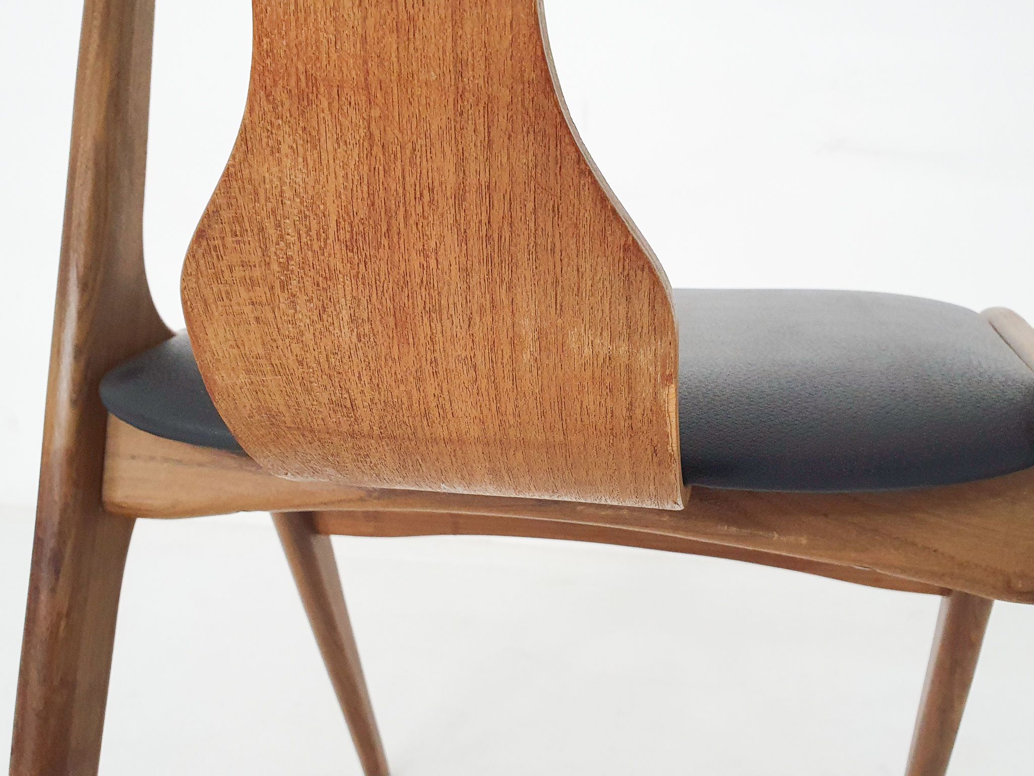 Chaise en teck et vinyle « cowhorn » par AWA, Pays-Bas années 1950