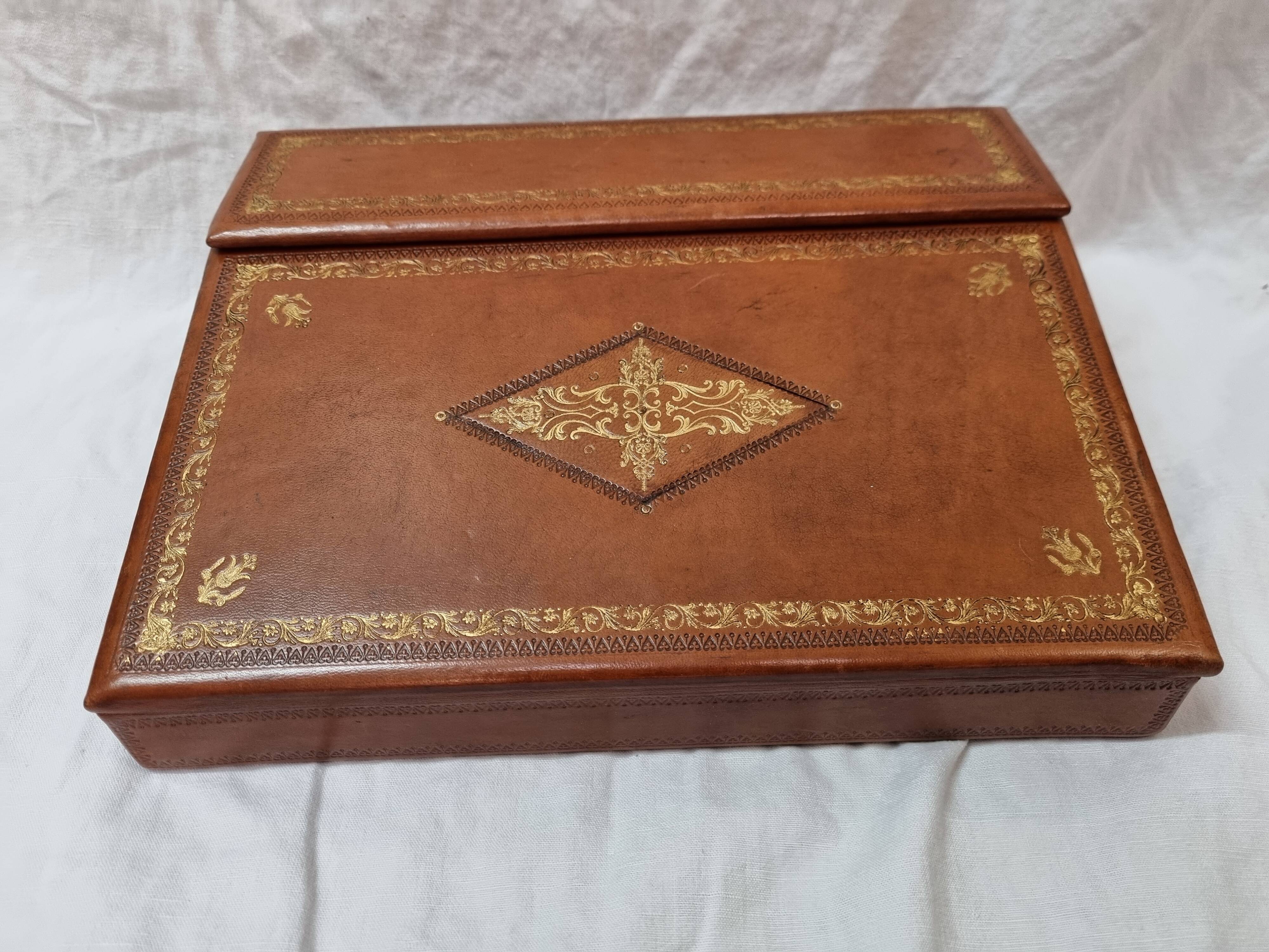 Écritoire de voyage en cuir vers 1940-50