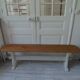 Banc vintage réenchanté en gris perle, assise bois.