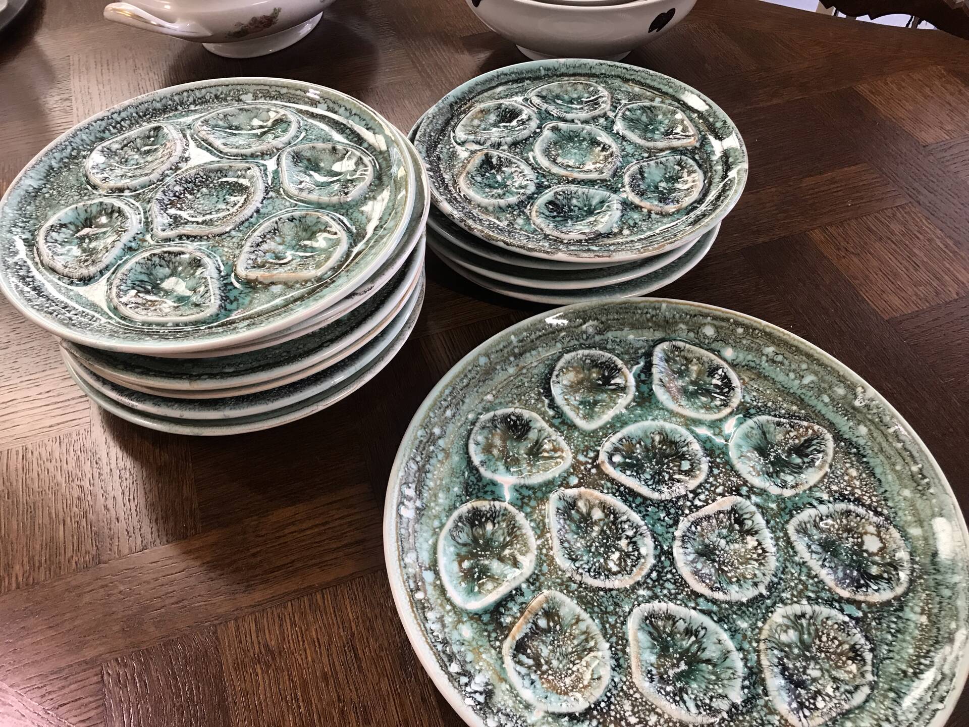 Set of 12 plates and an oyster dish or other in majolica.