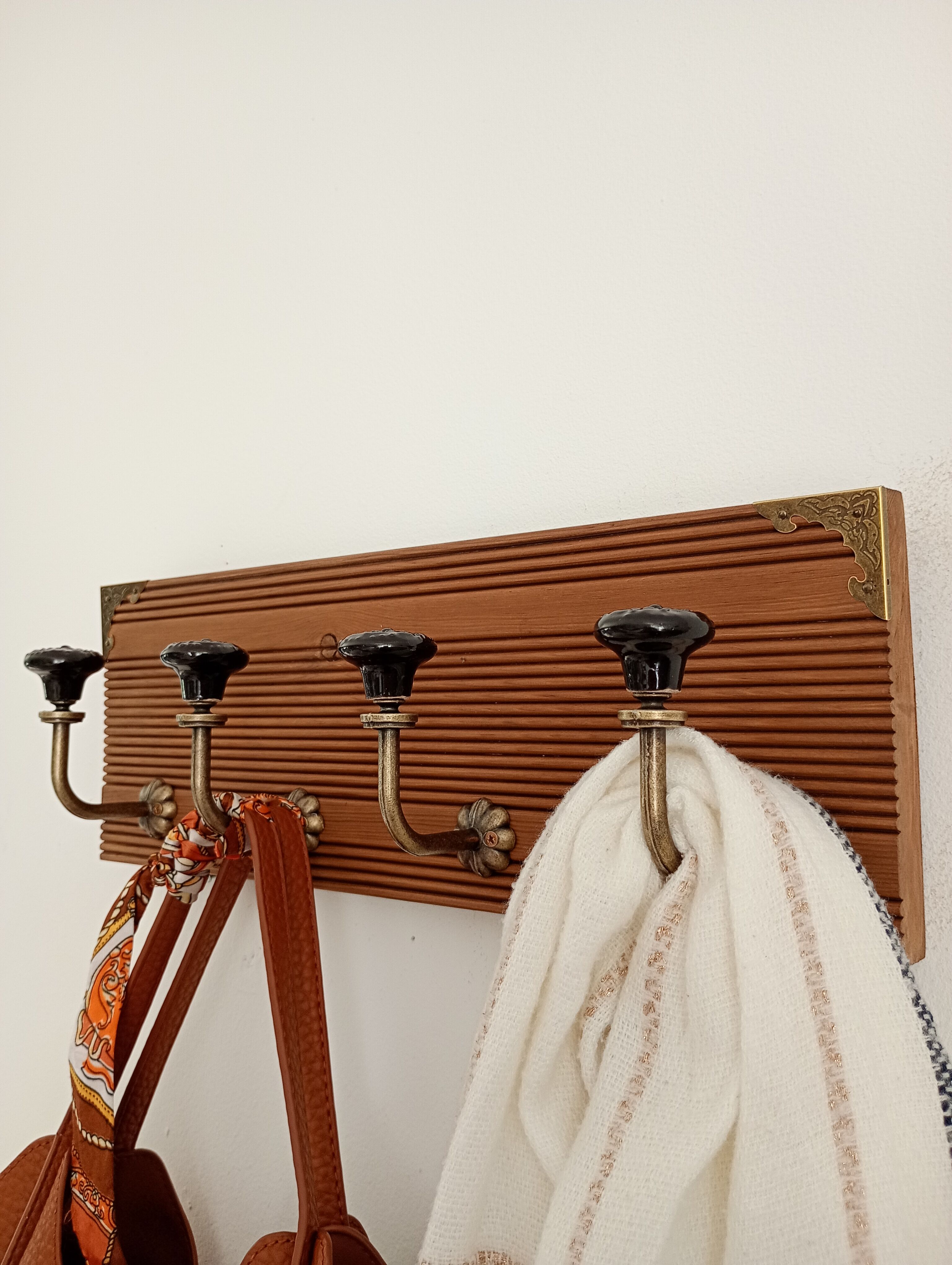 Wall coat rack with 4 hooks – Grooved wood and black ceramic