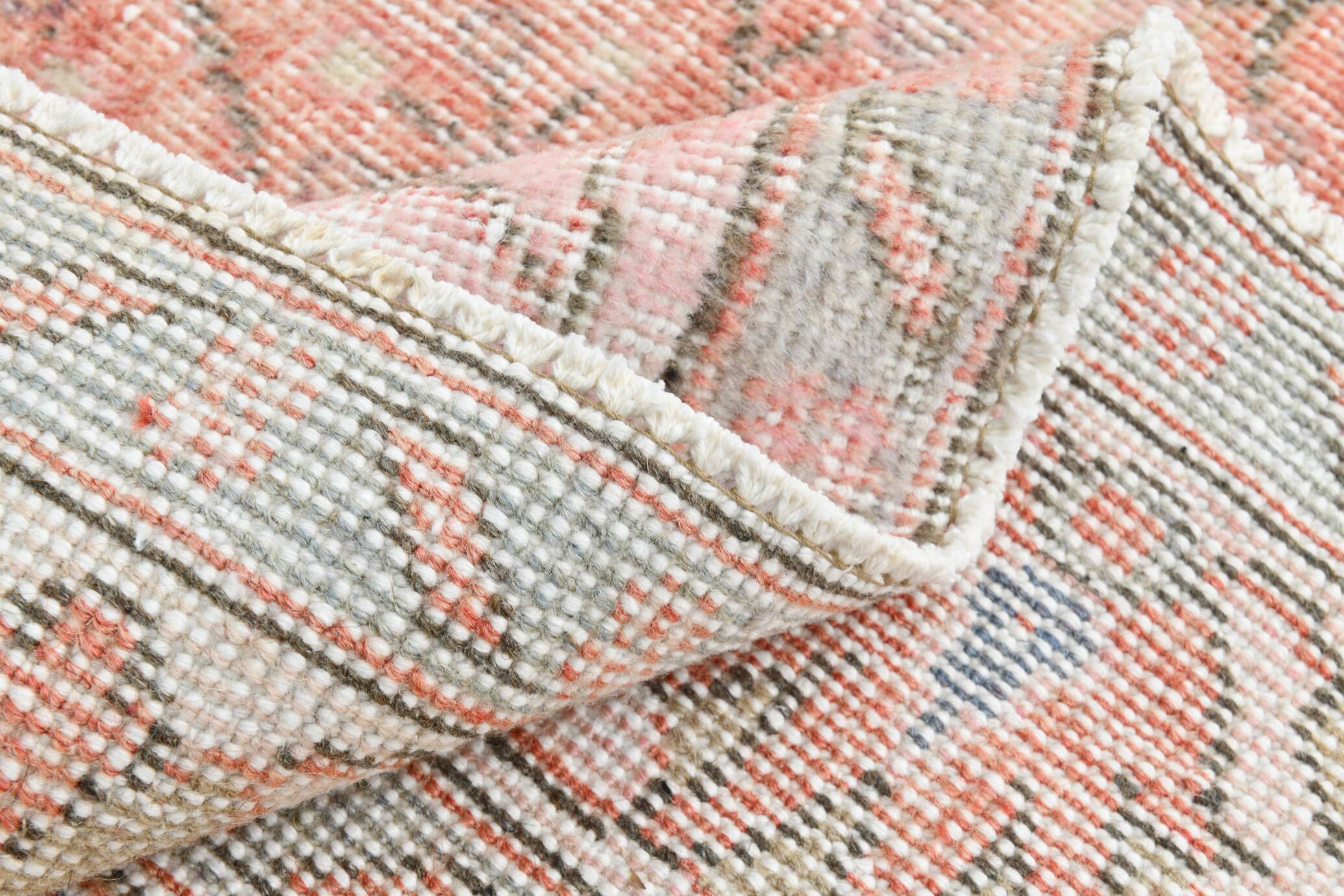 Tapis vintage à décor floral rouge et beige