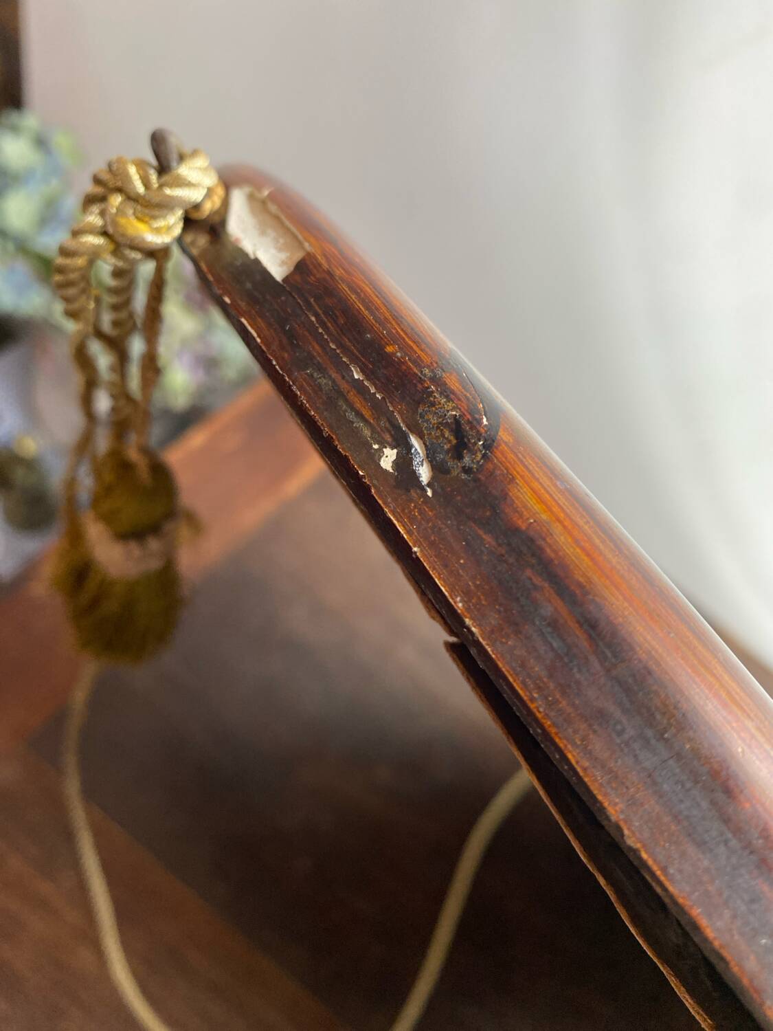 Miroir en bois et plâtre, décor fleuri, Art Déco