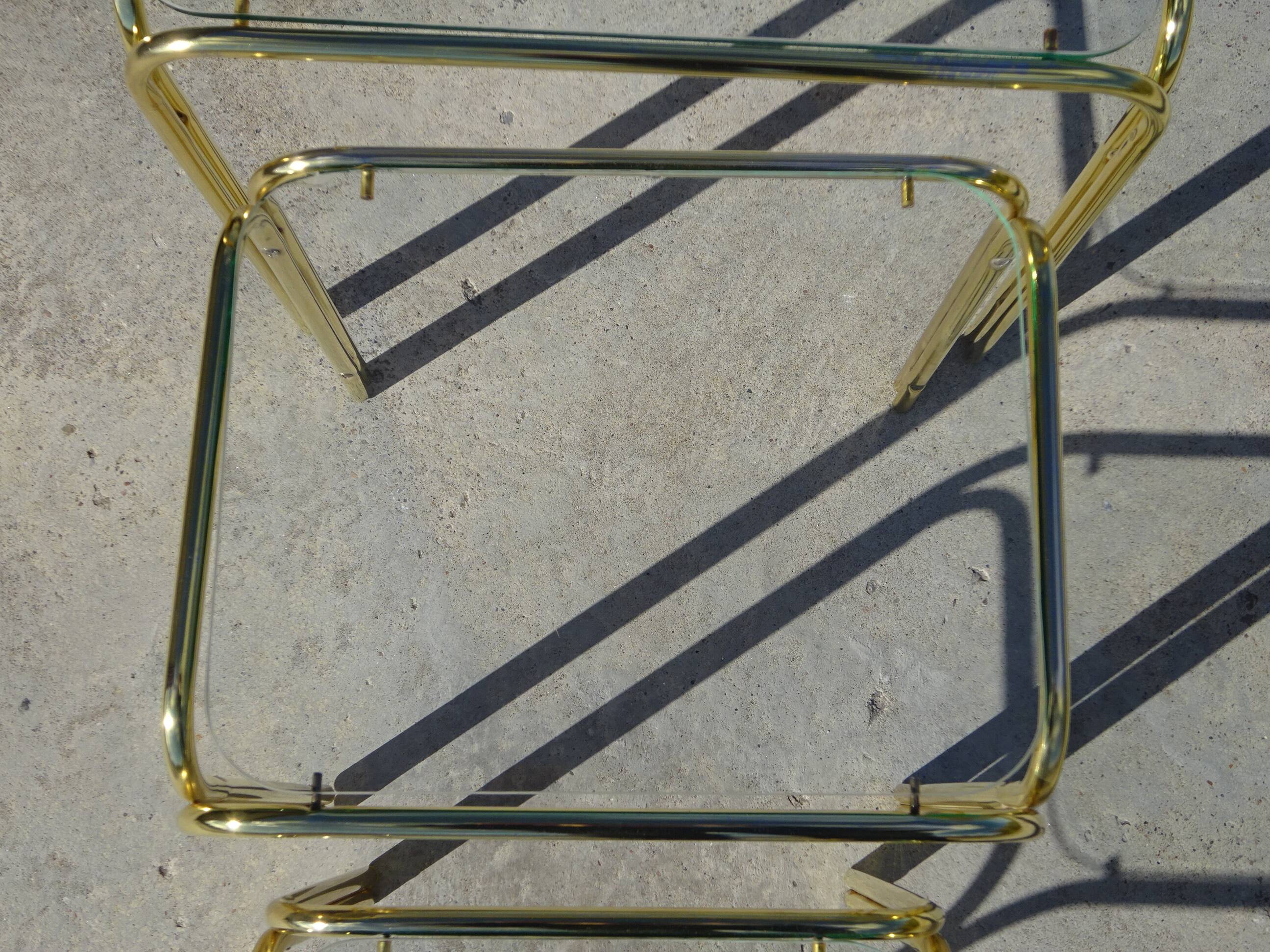 Nested table in gold metal and glass
