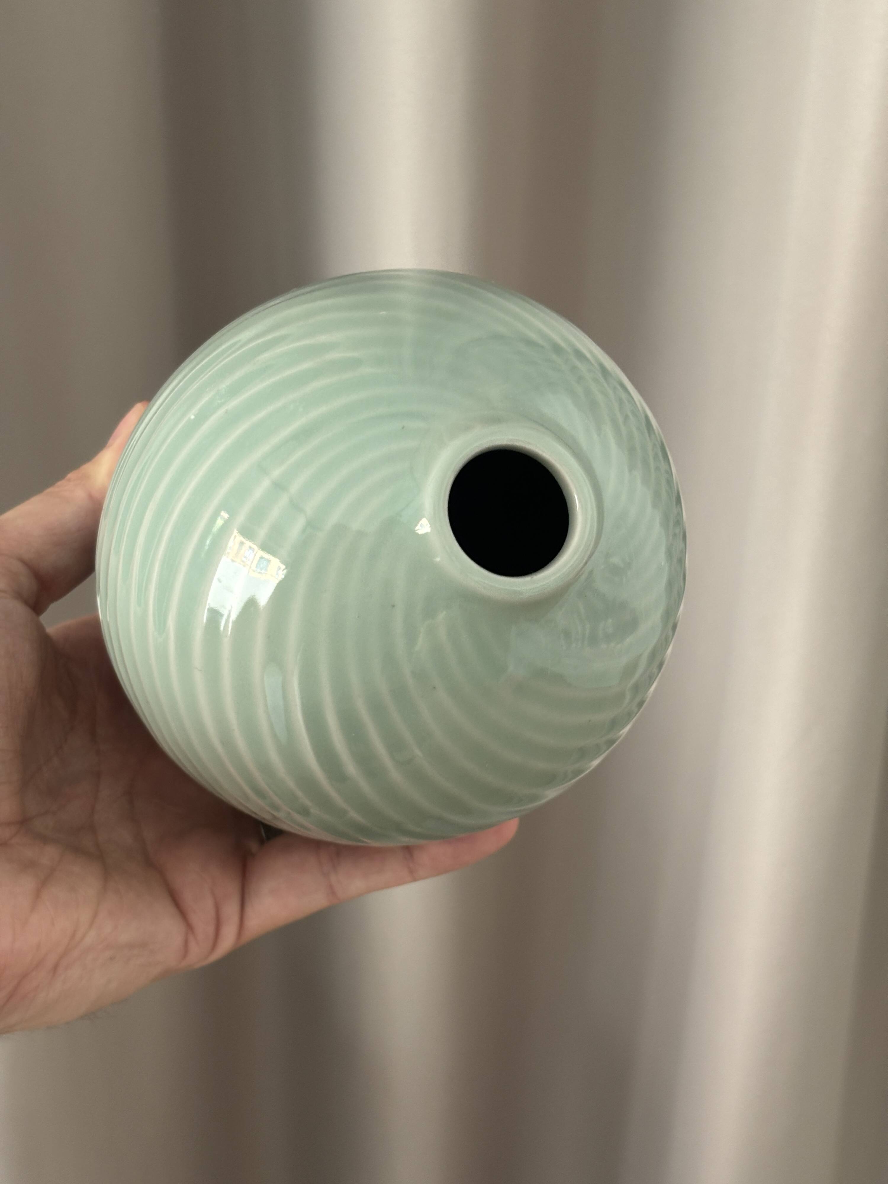 Vase en porcelaine ribbé céladon minimaliste
