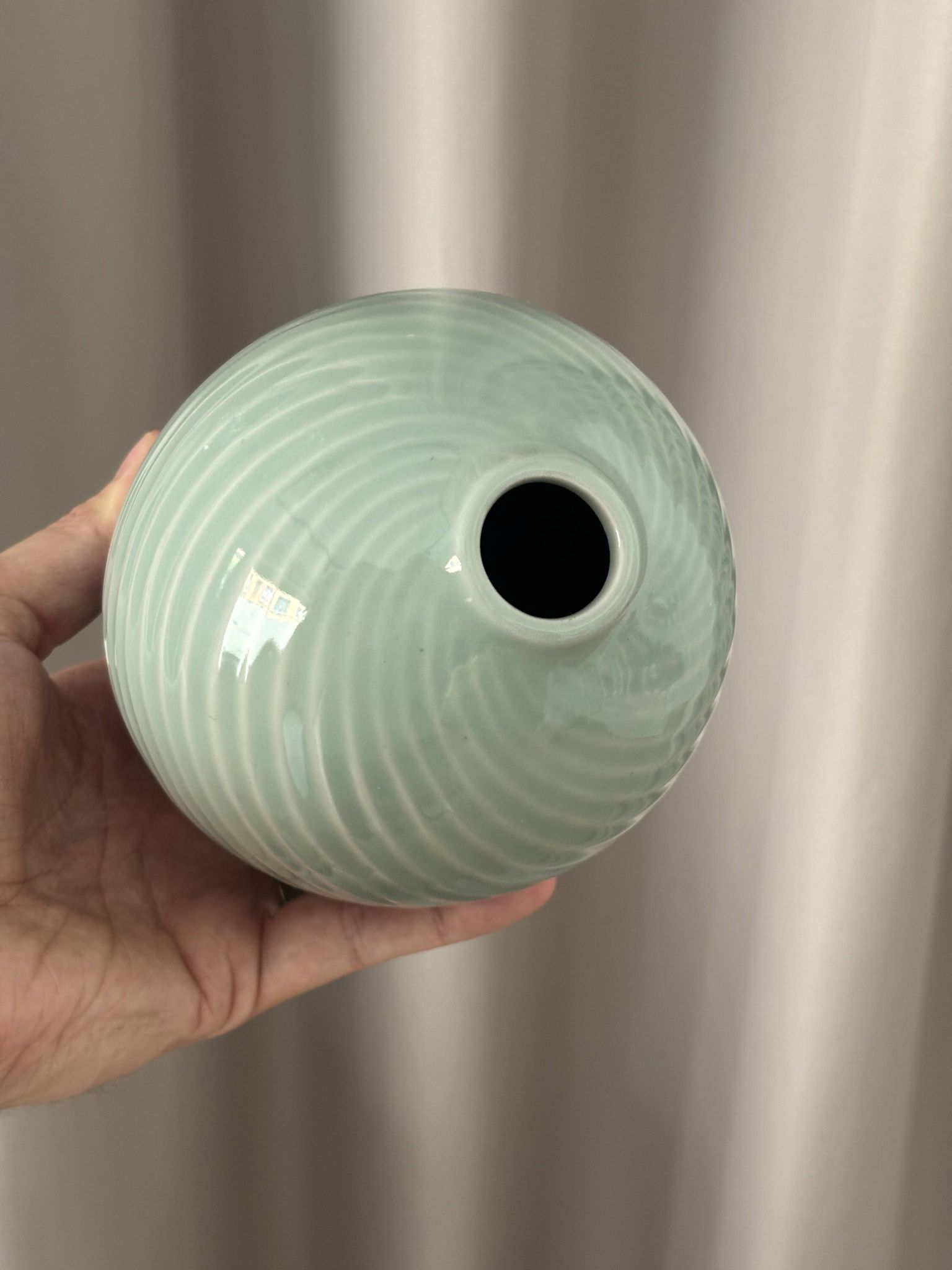 Vase en porcelaine ribbé céladon minimaliste