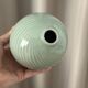 Vase en porcelaine ribbé céladon minimaliste