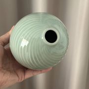 Vase en porcelaine ribbé céladon minimaliste