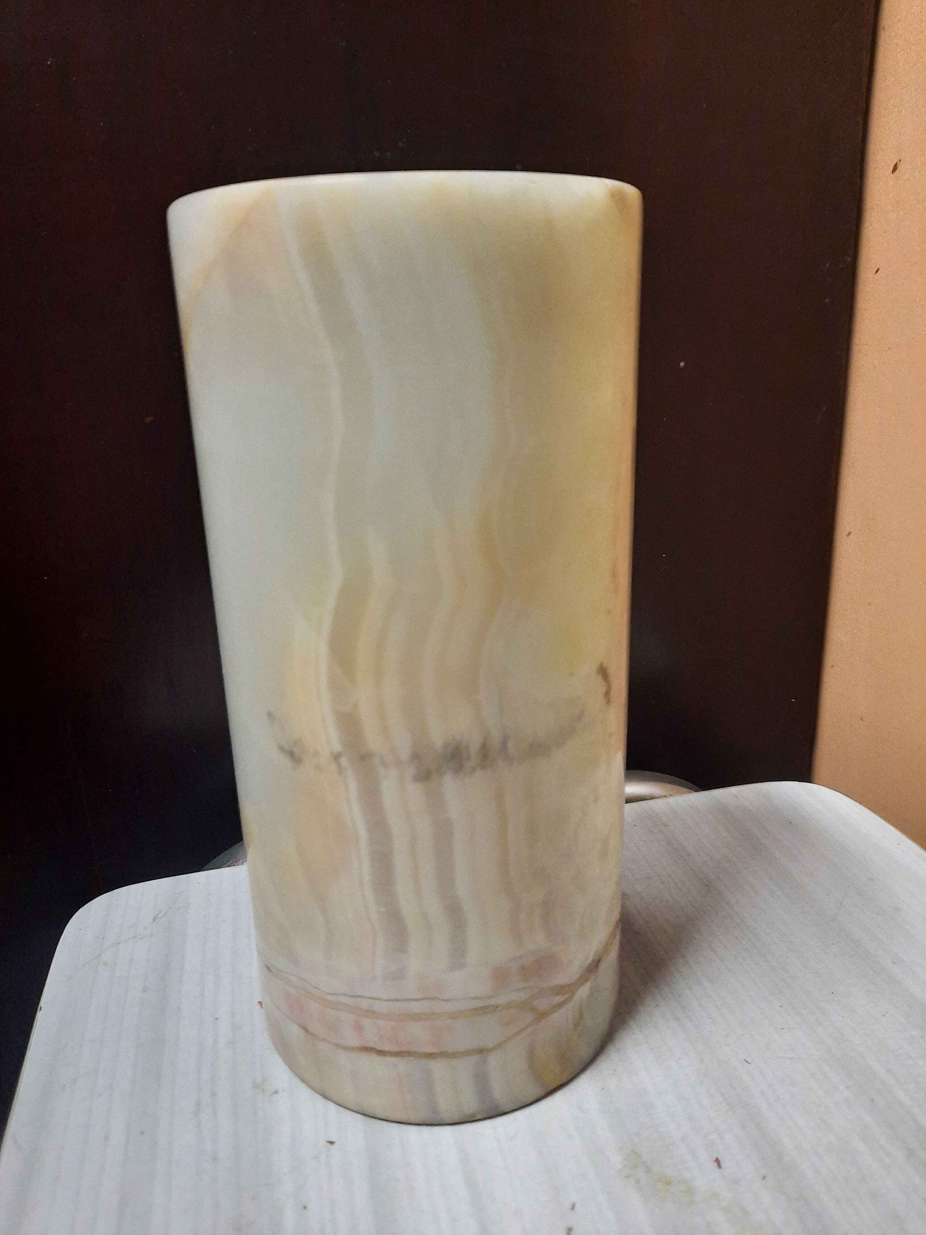 Vase en albatre