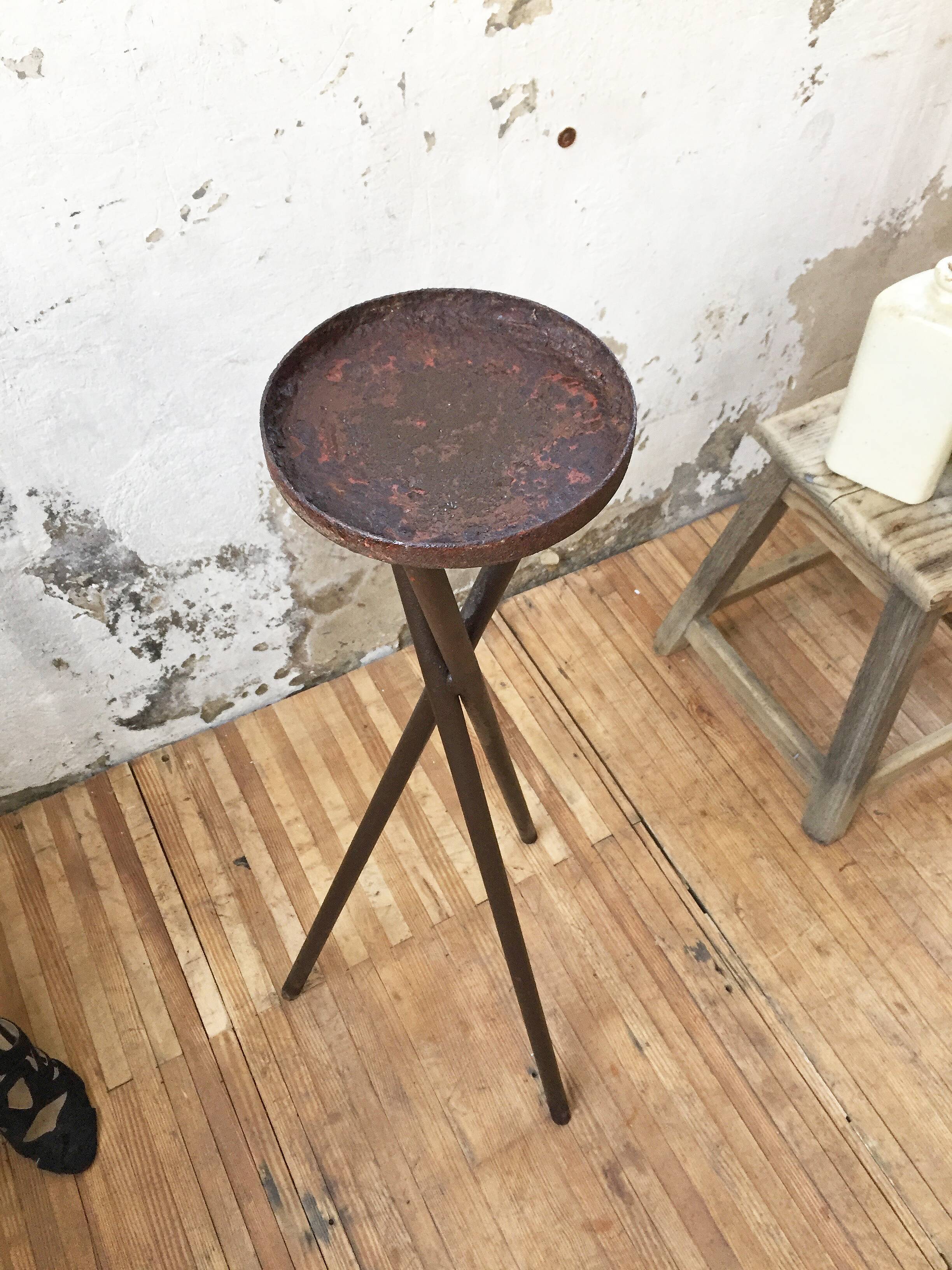 Support sculpture or tripod plants