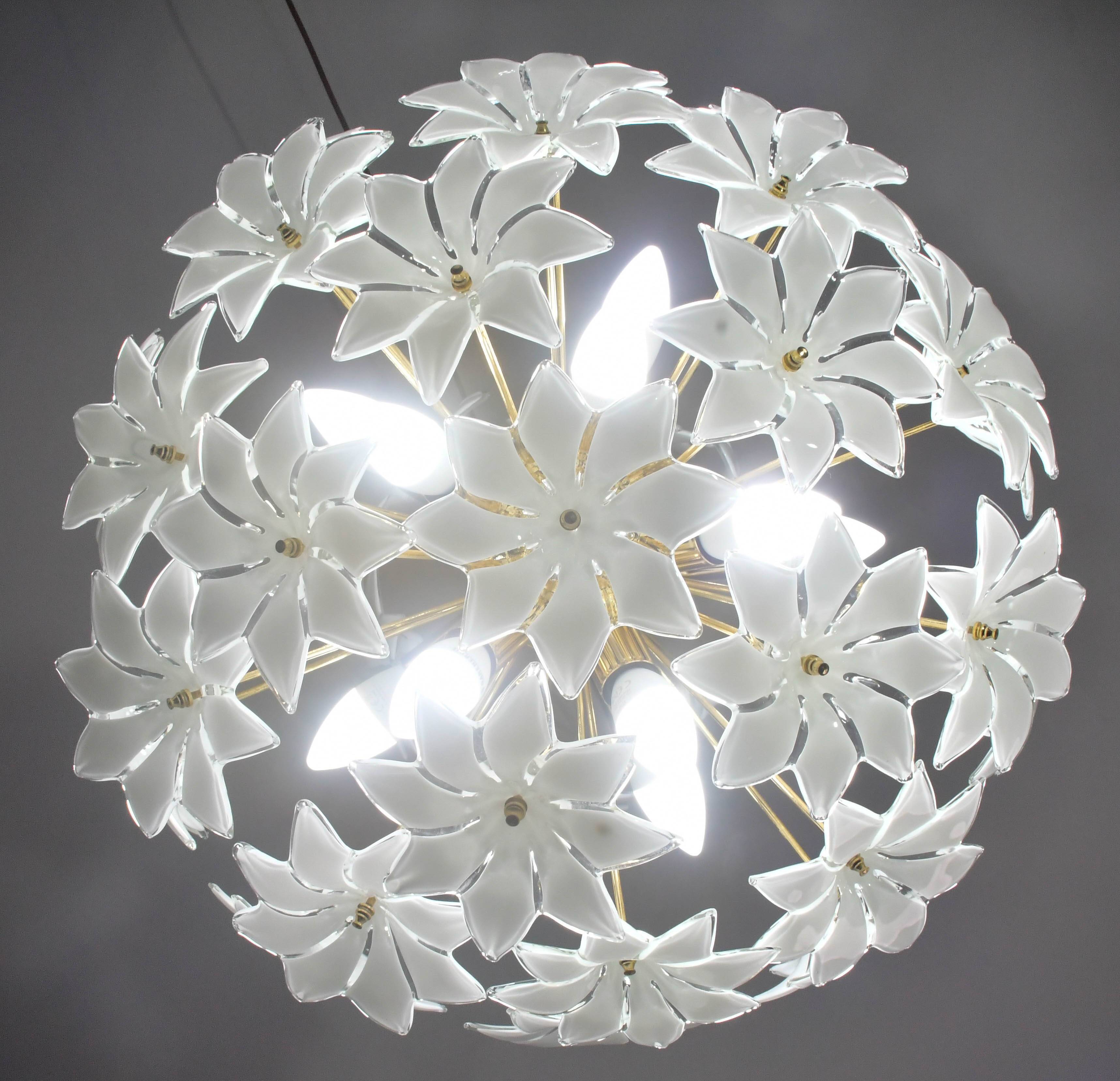 Magnifique lustre Sputnik en verre de Murano blanc orné de fleurs, années 1980