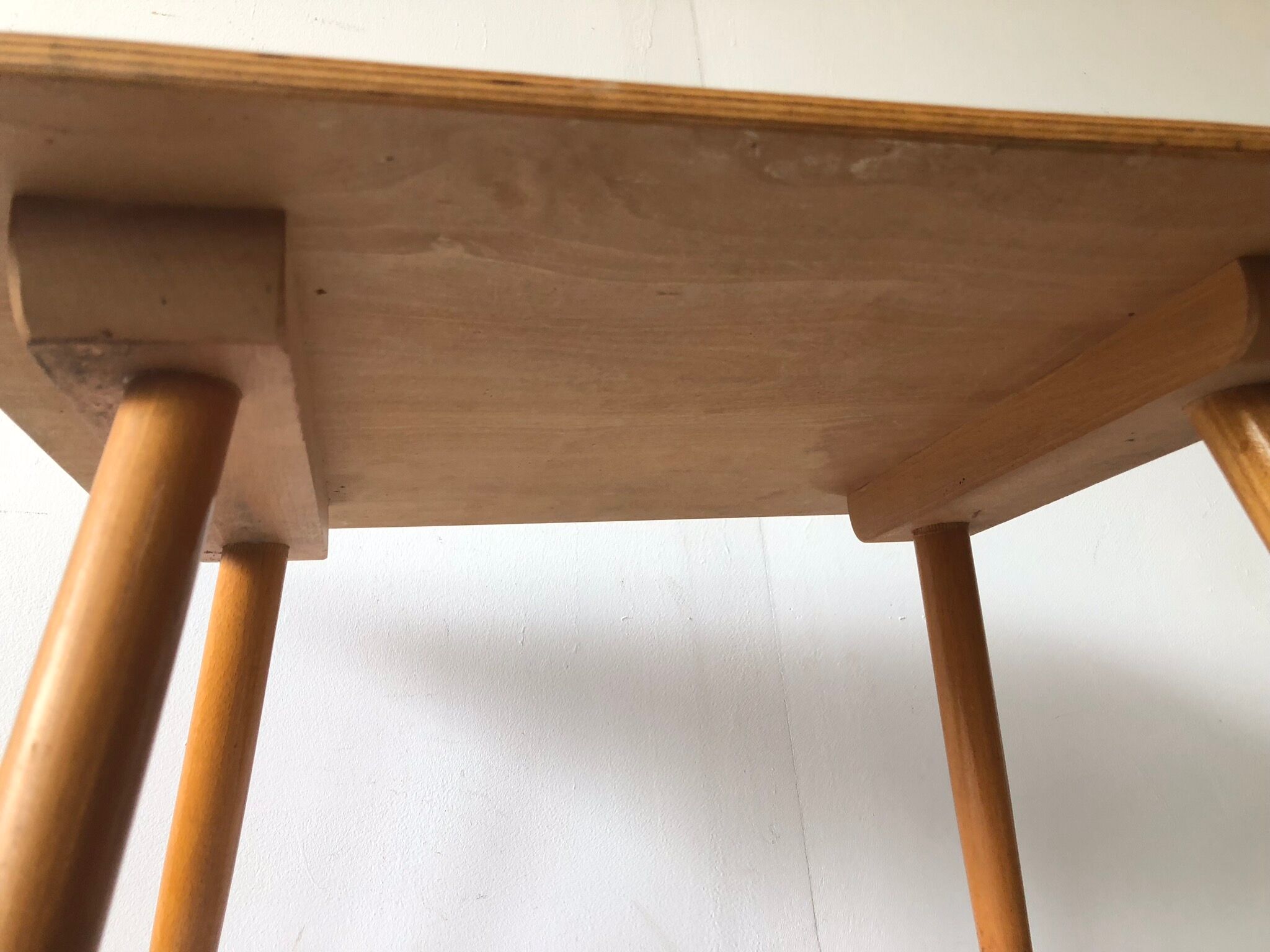 Table child 50s feet compass