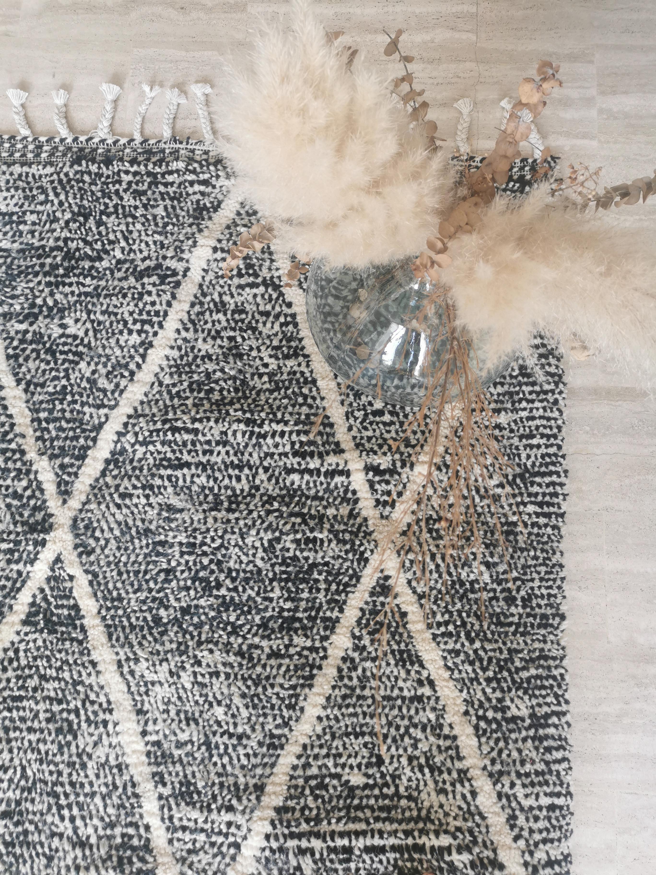 Genuine black and white Béni Ouarain Berber wool rug