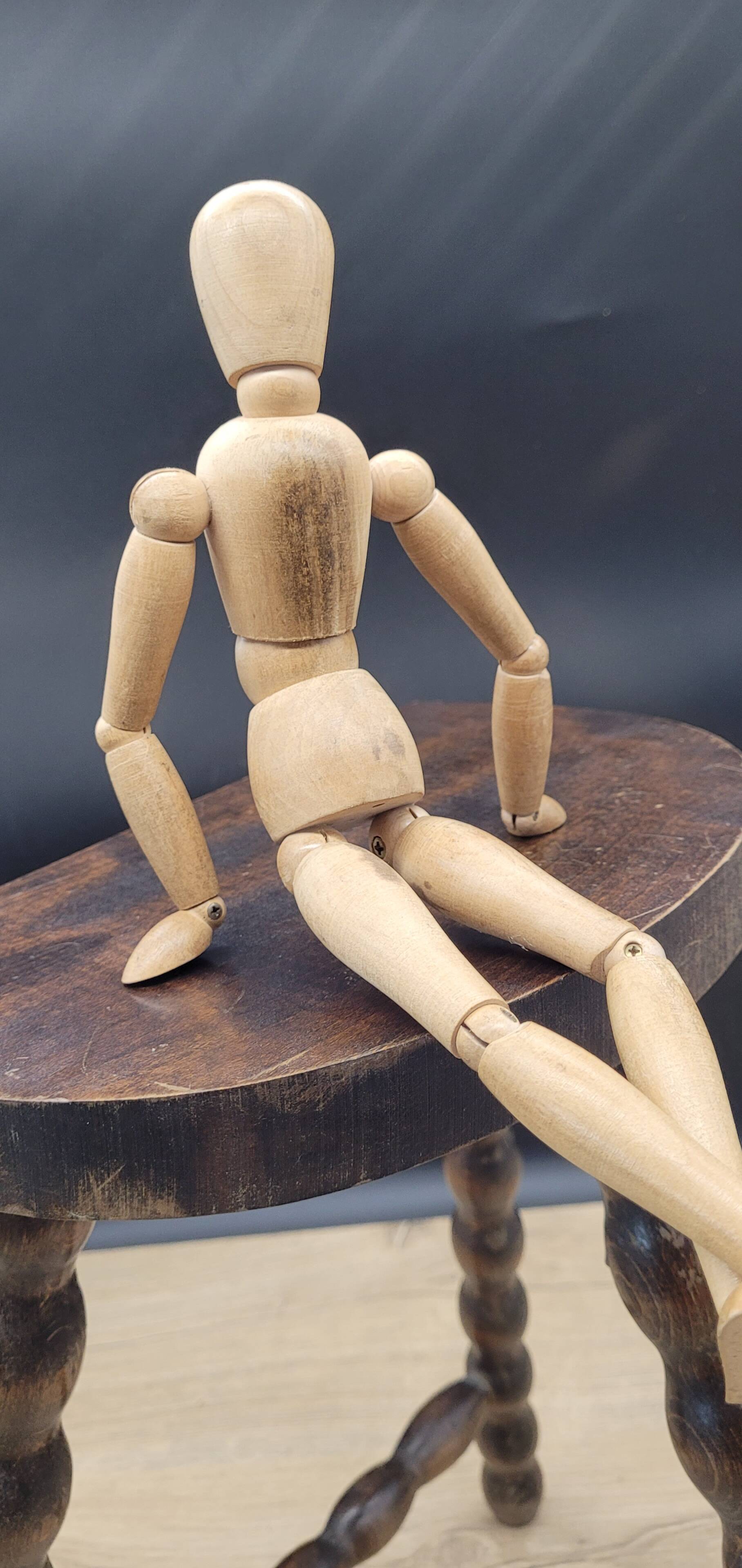 Tripod stool with square ball feet
