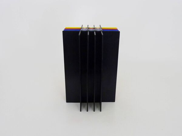 Vase Reg Design Rarities Amsterdam en plexiglas Memphis Milano Années 80