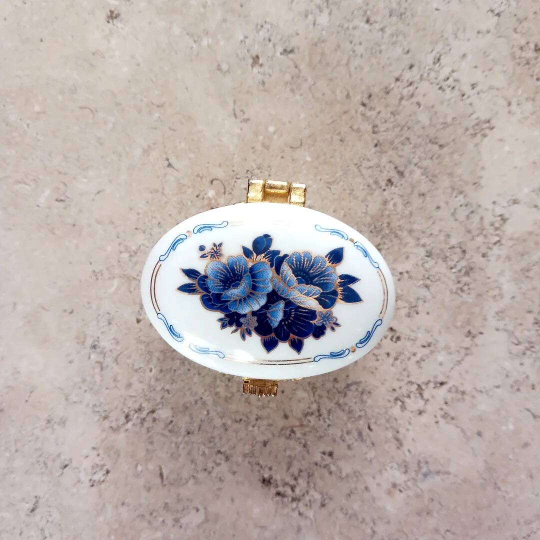 Trio de pilulier en porcelaine