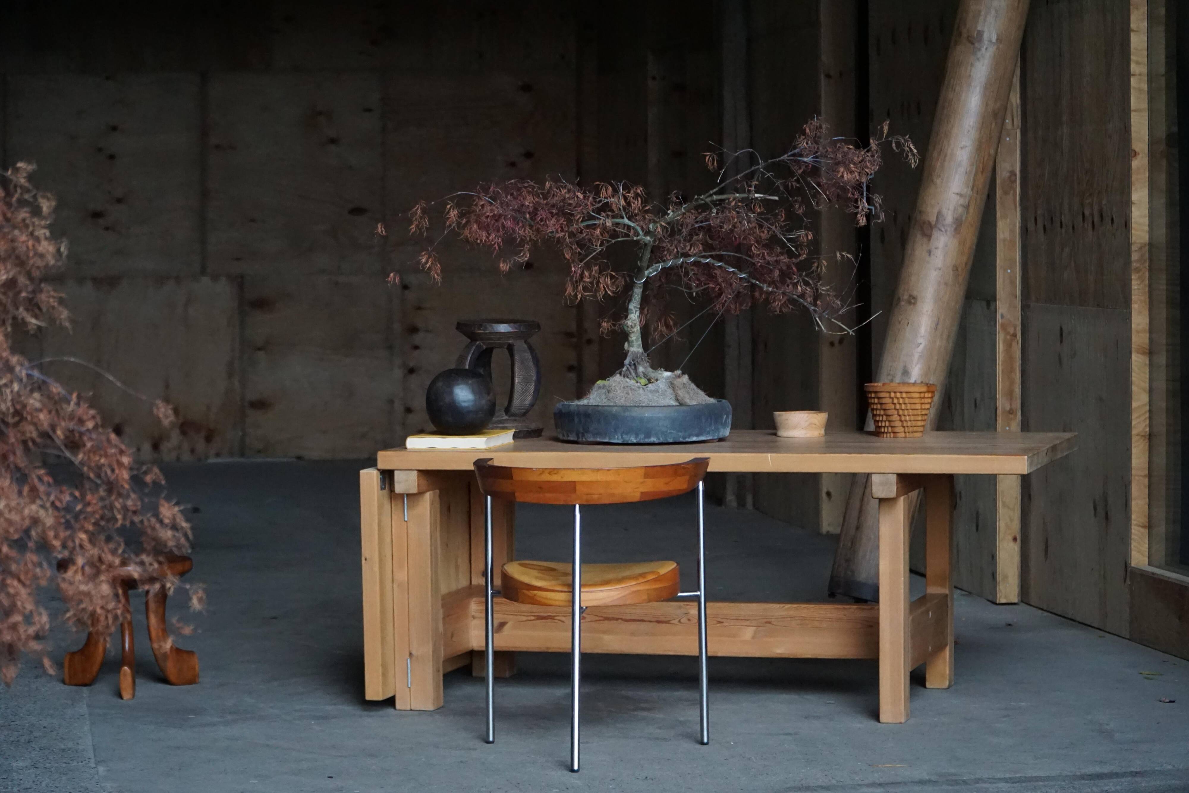 Modern Danish brutalist extendable dining table in pine, Tage Poulsen, 1970s.