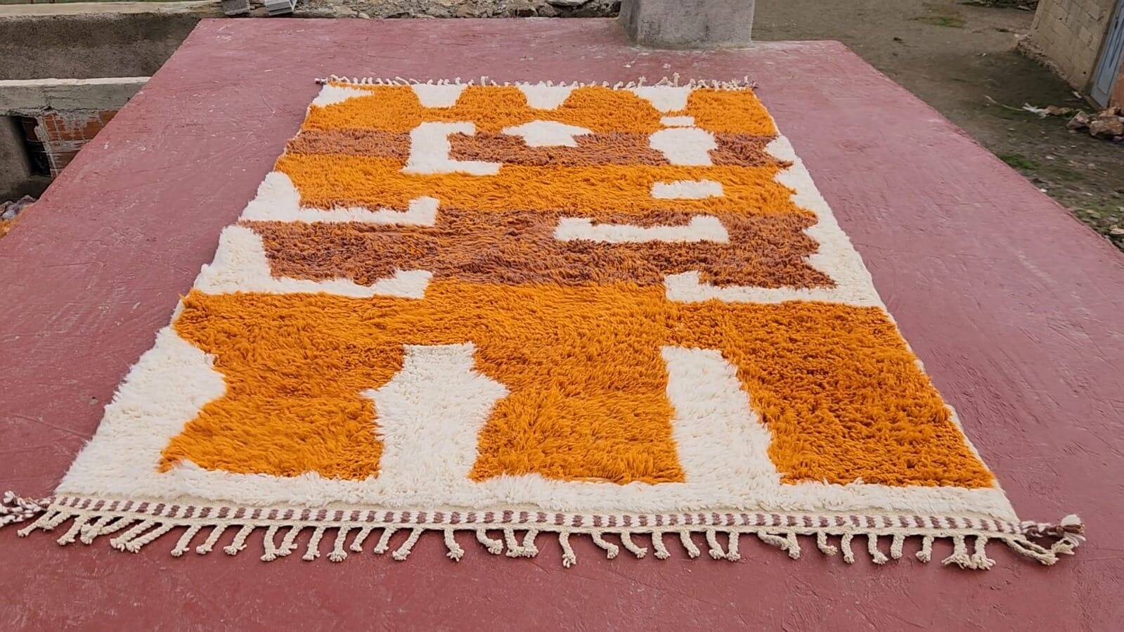 Tapis Beni Ouarain 300x200 cm – Laine épaisse, motifs berbères ocre & écru,