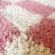 Tapis berbère Béni Ouarain à damiers rose et blanc